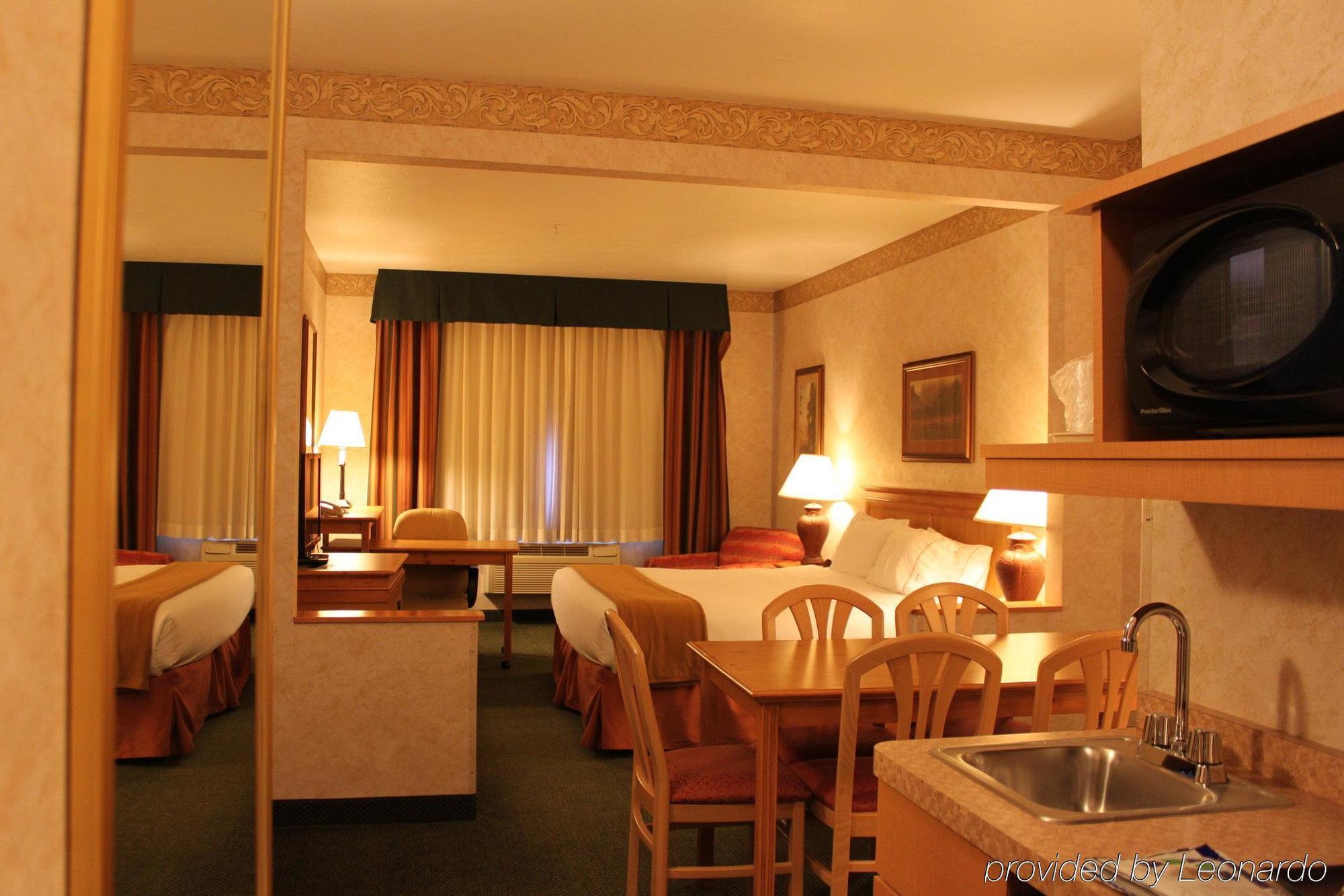 Holiday Inn Express Hotel & Suites Raton By Ihg Eksteriør billede